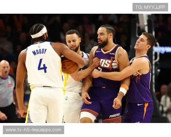 勇士5人上双终结连败！库里28分拒绝太阳逆转 布克空砍38分，勇士队员对库里